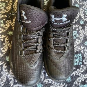 UNdeR ARMOUR black size 6Y